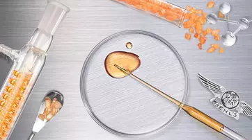 Une scene de laboratoire avec des tubes a essai contenant des cristaux, une plaque de Petri avec une substance doree, et des outils de laboratoire, le tout sur un fond en metal.