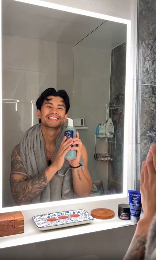 Homme utilisant la gamme Facial Fuel de Kiehl's