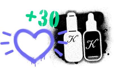 Deux flacons de soin Kiehl’s en graffiti noir et blanc, avec un coeur bleu et l’inscription « +30 ».