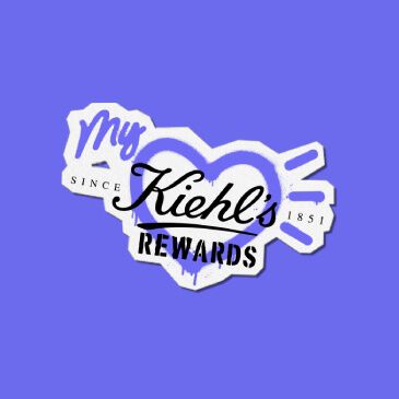 Texte alternatif : Un fond de mur blanc avec des graffitis stylises presentant le logo "Kiehl's" et le texte "My Kiehl's Rewards" entoure d'un coeur bleu.