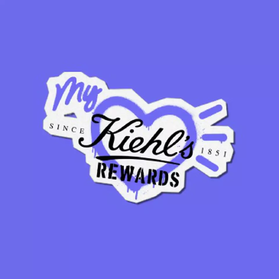 Texte alternatif : Un fond de mur blanc avec des graffitis stylises presentant le logo "Kiehl's" et le texte "My Kiehl's Rewards" entoure d'un coeur bleu.