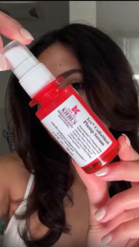 Femme utilisant 1cc collashot plum serum
