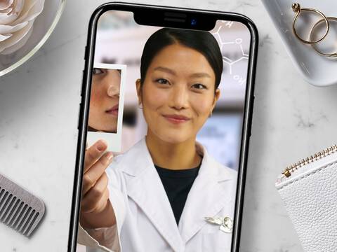 Consultation virtuelle de soins de la peau Kiehl’s montree sur un smartphone, pose sur une table avec accessoires de beaute.