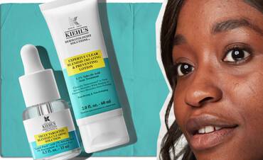 Femme avec des marques d'acne et 2 produits Kiehl's pour les traiter: Truly Targeted Blemish-Clearing Solution et Expertly Clear Blemish-Treating & Preventing Lotion