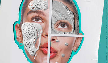 Visage d'une femme divise en quatre parties, montrant des applications de mousse nettoyante et de masque a l'argile.