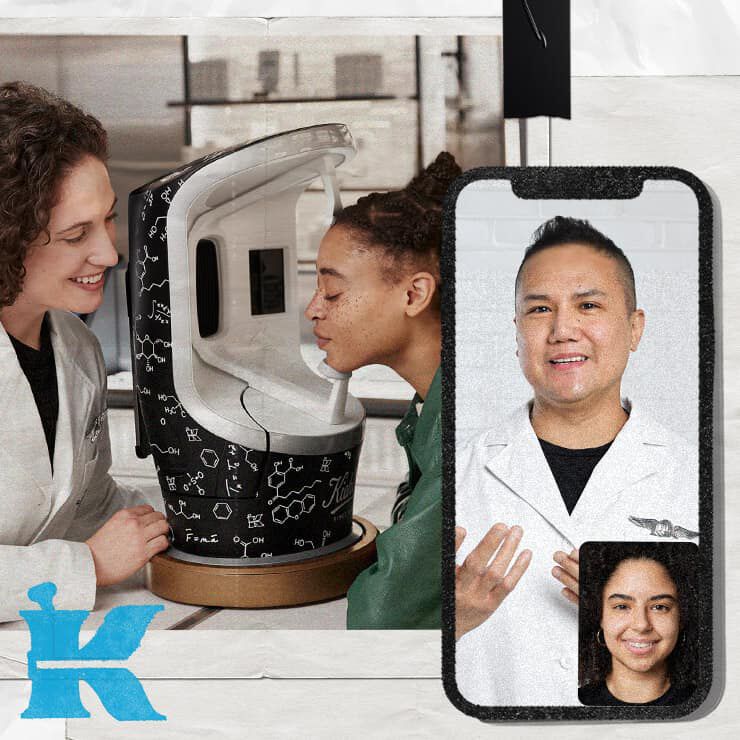 Scene de consultation scientifique avec un appareil d’analyse de peau orne de motifs chimiques, une personne en blouse blanche et un telephone affichant une visioconsultation avec un expert en soins de la peau.