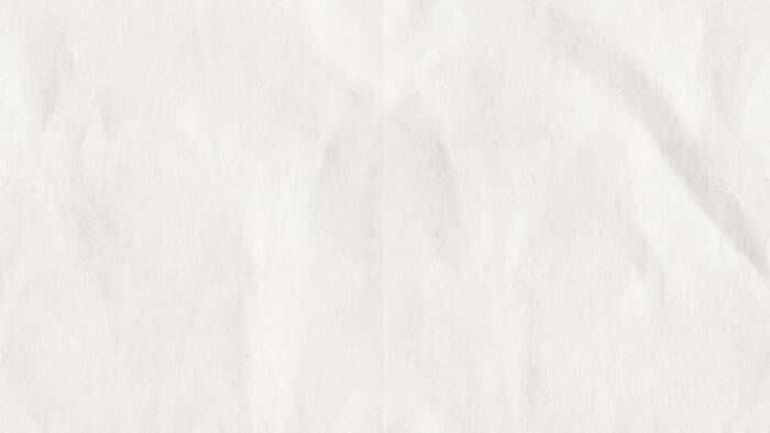 Un fond texture de couleur blanche, avec des plis subtils et une apparence de papier froisse.