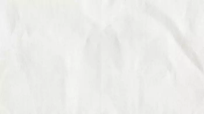Un fond texture de couleur blanche, avec des plis subtils et une apparence de papier froisse.