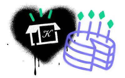 Coeur noir en graffiti avec une boite portant la lettre K, a cote d’un gateau d’anniversaire bleu avec des bougies.