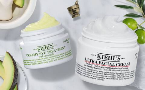 deux pots de creme kiehl's blanc entoure d'avocats