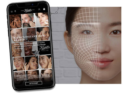 Image montrant un smartphone affichant des visages varies sur une application, accompagne d'une image d'un visage avec un motif de grille et un code QR a droite.