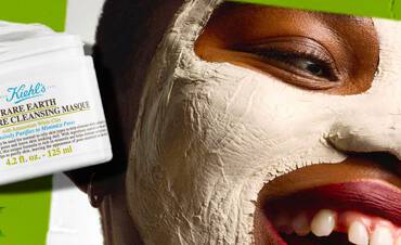 Visage avec 2 produits Kiehl's pour traiter les points noirs: Calendula Toner e Rare Earth Deep Pore Cleansing Mask