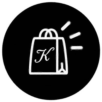 Sac de shopping blanc avec la lettre K, dessine en graffiti sur fond noir.