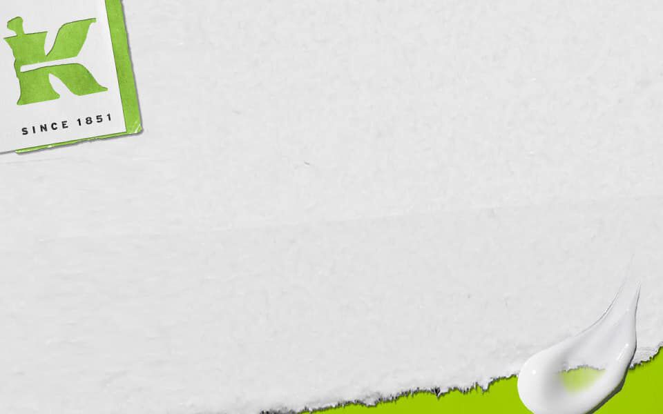 Image avec un fond blanc dechire, affichant un logo vert avec la lettre "K" et le texte "SINCE 1851" en bas a gauche, accompagne d'une goutte blanche dans le coin inferieur droit.