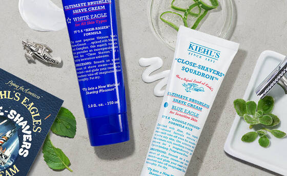 Visuel du Kiehl's Calendula Herbal-Extract Toner, formule avec de vraies fleurs de calendula et des bio-peptides pour les peaux normales a grasses et sensibles, presente sur fond orange dore avec des fleurs et petales de calendula frais.