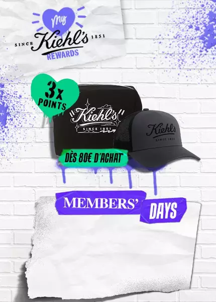une casquette et un totebag offert sur un fond blanc en brique