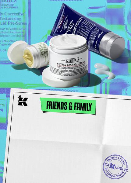 deux pots de creme visage blancs et un tube de creme bleu kiehl's sur un fond bleu