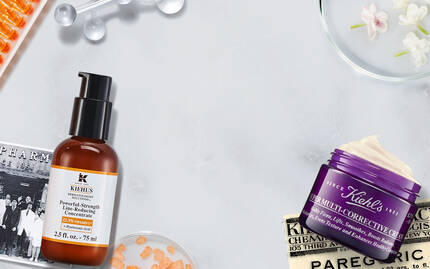 Produits de soins de la peau sur une surface marbree, comprenant des flacons, des cremes et des ingredients naturels.