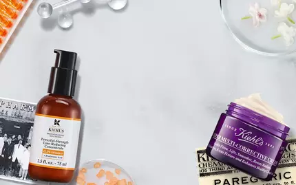 Produits de soins de la peau sur une surface marbree, comprenant des flacons, des cremes et des ingredients naturels.
