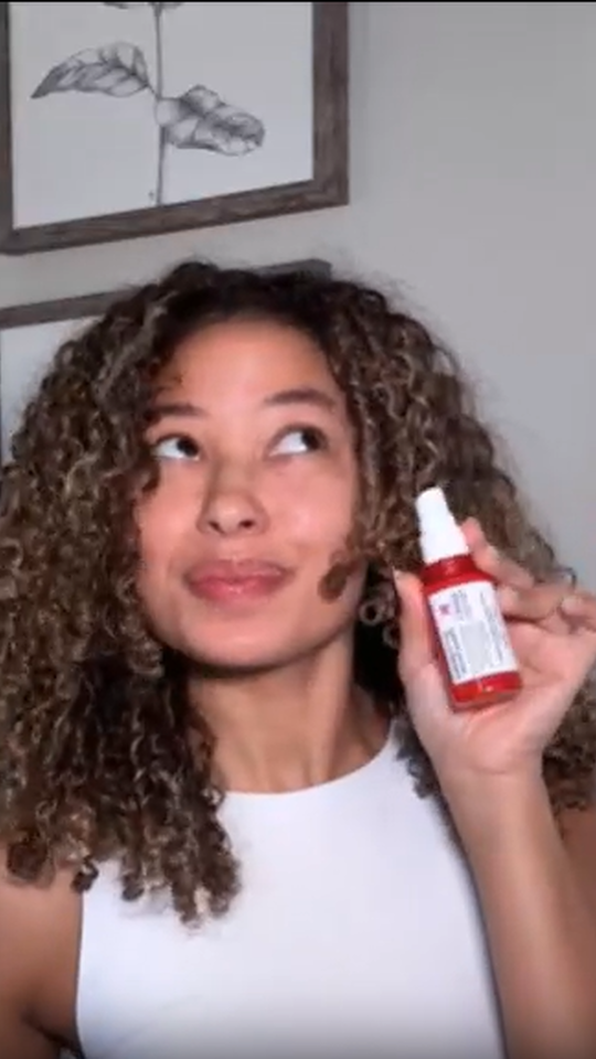 Femme utilisant 1cc collashot plum serum