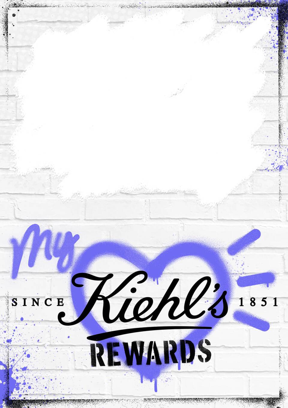 Texte alternatif : Graphisme promotionnel de Kiehl's avec un coeur bleu et le texte "My Kiehl's Rewards" sur un fond de mur en briques blanches.