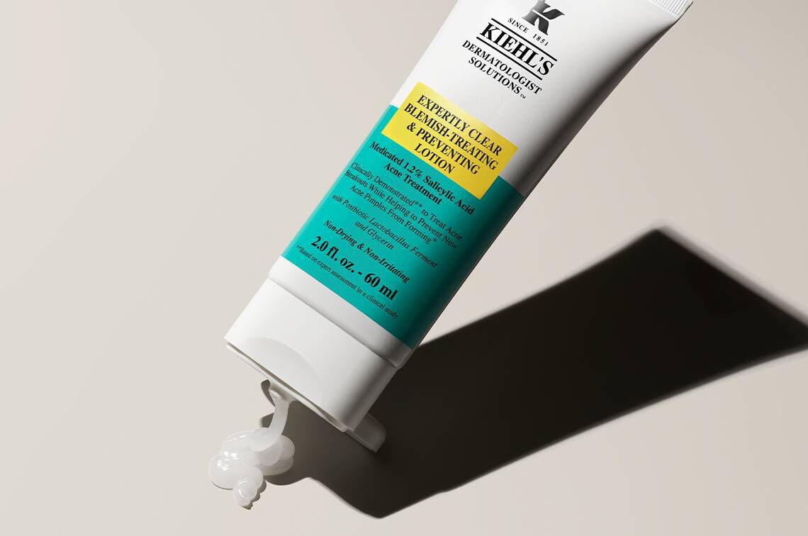 Visage d'une femme divise en quatre parties, montrant des applications de mousse nettoyante et de masque a l'argile.
