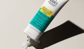 Visage d'une femme divise en quatre parties, montrant des applications de mousse nettoyante et de masque a l'argile.