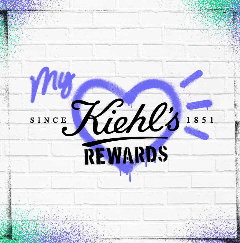 Texte alternatif : Un fond de mur blanc avec des graffitis stylises presentant le logo "Kiehl's" et le texte "My Kiehl's Rewards" entoure d'un coeur bleu.
