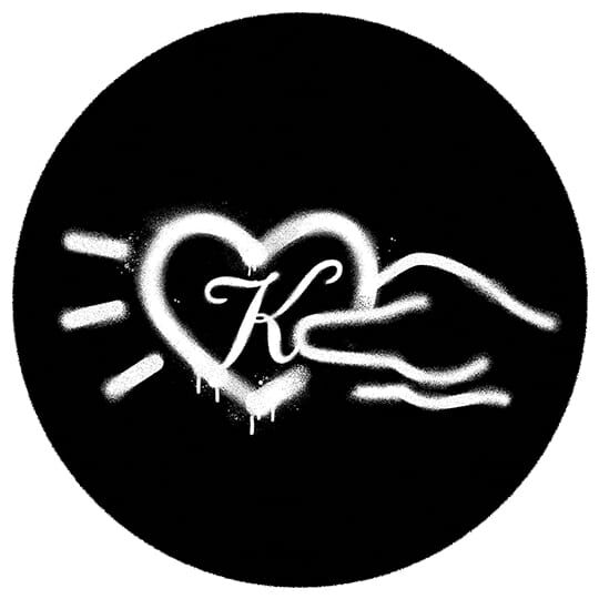 Coeur blanc en graffiti avec la lettre K et une main stylisee sur fond noir.