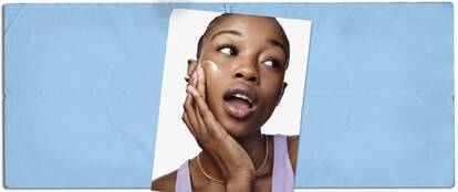 Une personne applique une creme Kiehl's sur son visage.