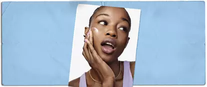 Une personne applique une creme Kiehl's sur son visage.