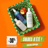 trois flacons de creme kiehl's avec une trousse noire sur un fond beige