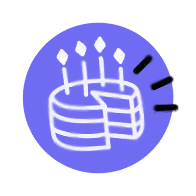 Gateau d’anniversaire blanc avec des bougies, dessine en graffiti sur fond mauve