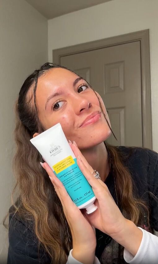 Homme utilisant la gamme Facial Fuel de Kiehl's