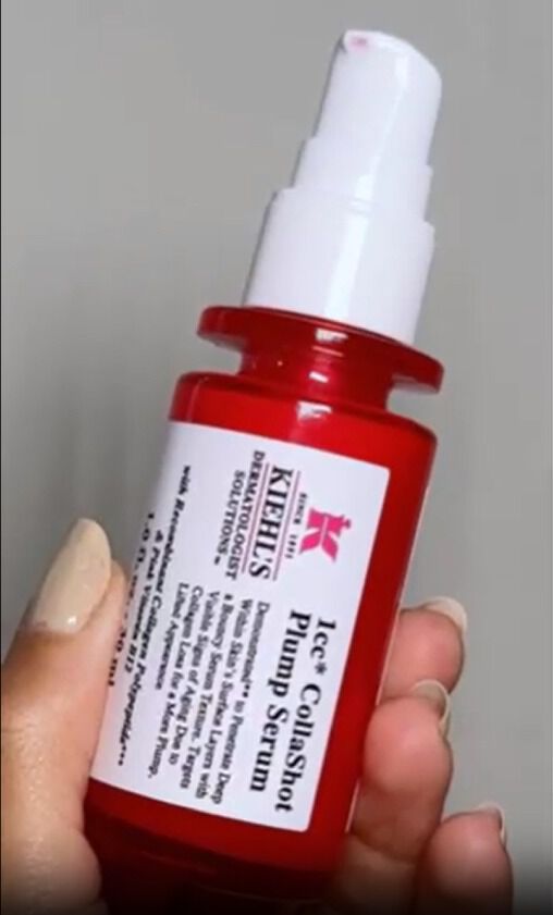 Femme utilisant CollaShot Plump Serum
