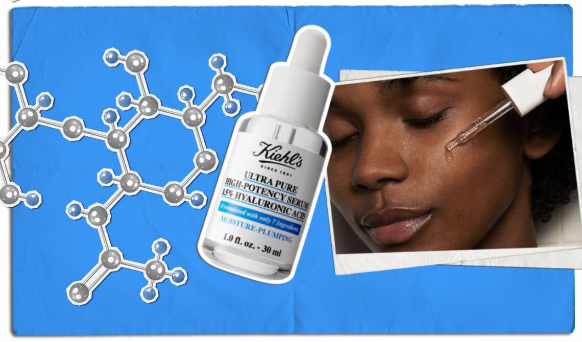 Une loupe sur une surface en metal, entouree d'un flacon, d'un tube a essai, de billes et d'une pince.