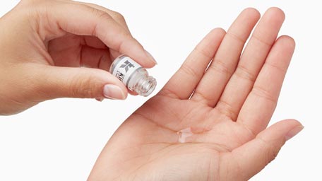 Comment appliquer Clearly Corrective™ Accelerated Clarity Renewing Ampoules